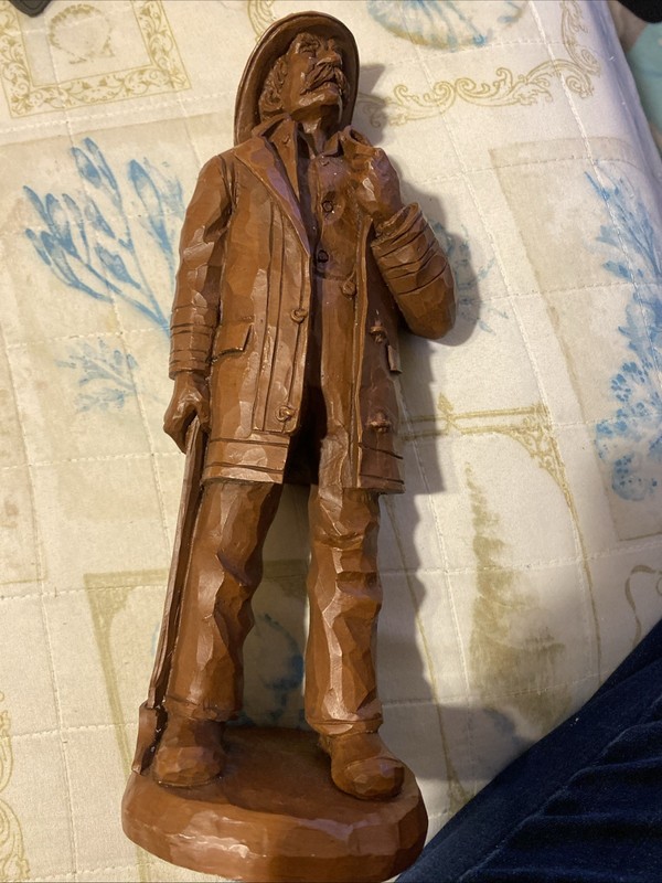 Red Mill Mfg Fireman Statue R. Wetherbee 1991 Crushed Pecan Resin VTG