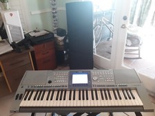 Yamaha silver PSR keyboard 61 keys used workstation