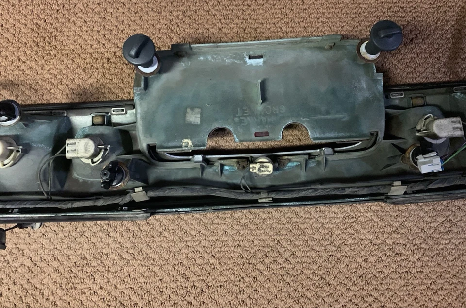 Lámpara de montaje de panel de acabado de luz trasera Buick Riviera 1995-1999 original OEM  Foto 4 de 4