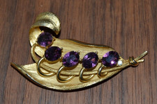 LISNER Brooch LEAF Textured Gold Tone Amethys...