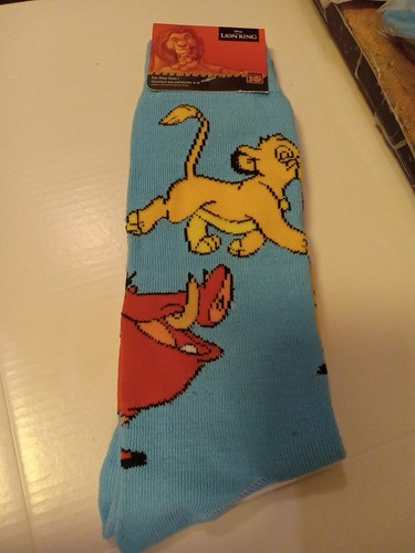 DISNEY LION KING CREW SOCKS SIZE 6-12 - Picture 1 of 4