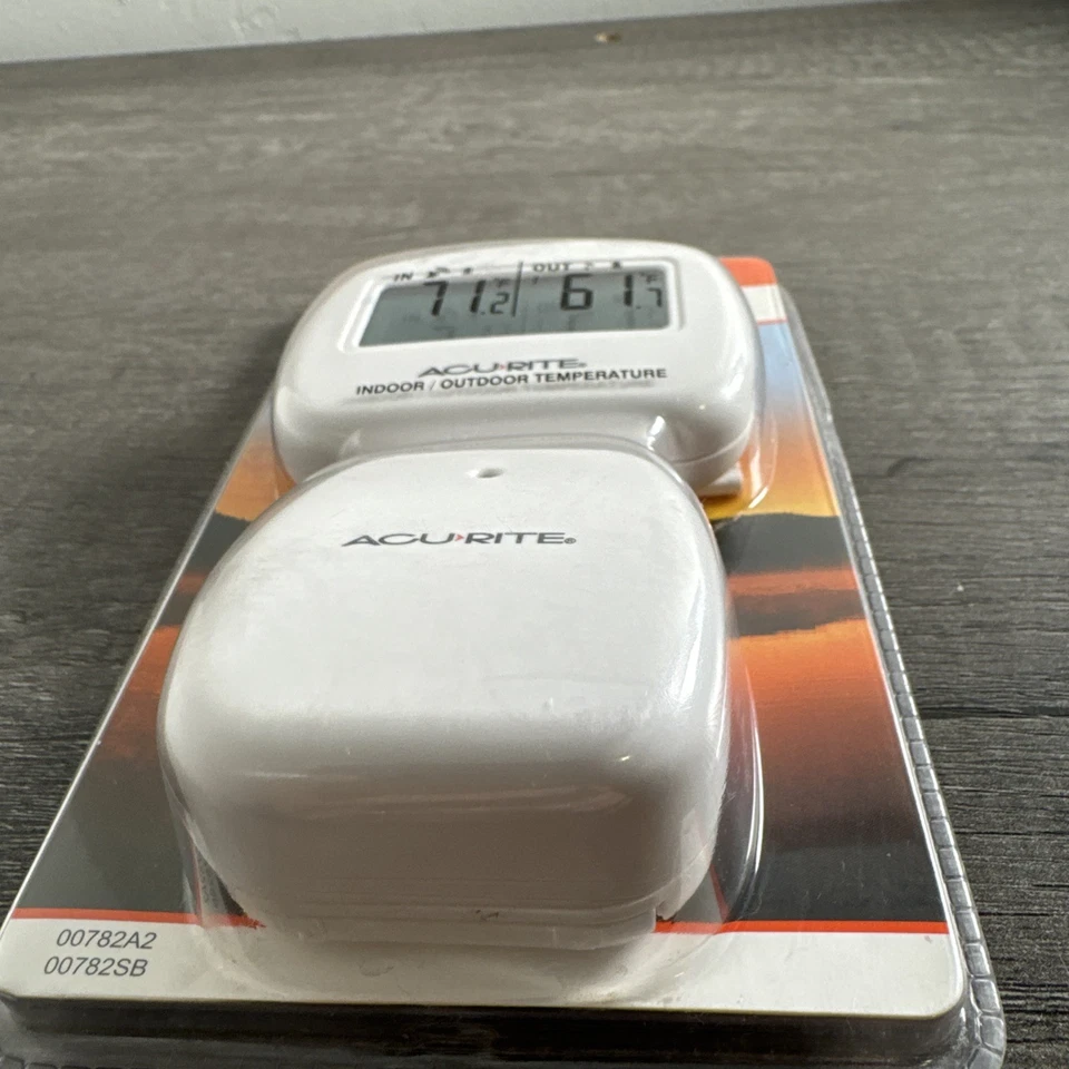 AcuRite  00782W Wireless Indoor/Outdoor Thermometer,Temperature White J42 - Image 3 of 4