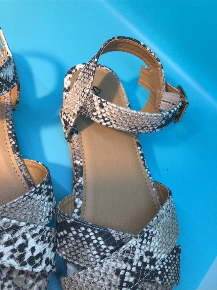 Zapatos qupid 8/9 piel de serpiente cuña correa de 1,5-2 pulgadas Foto 4 de 4