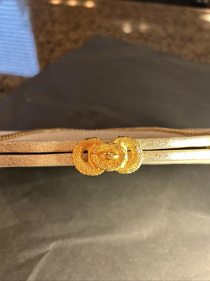 Bolso/cartera de mano vintage color champán con manchas doradas y cadena dorada y cierre Foto 4 de 4