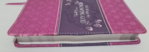 365 Days to Knowing God for Girls by Carolyn Larsen (Hardback, 2015) New - Picture 4 of 9