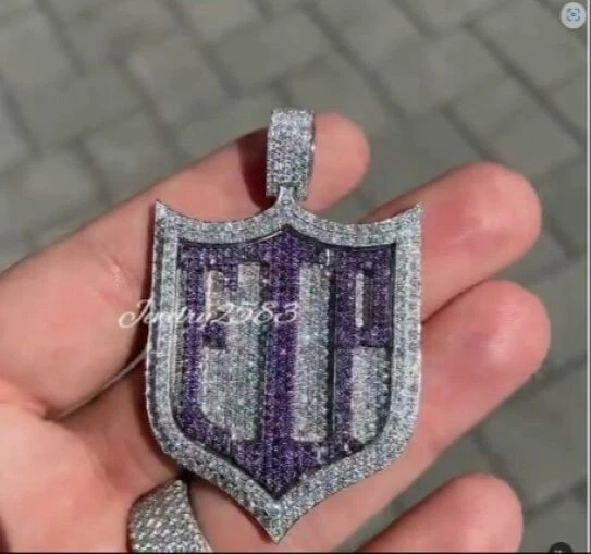 Colgante plateado chapado en oro hecho a medida con diamantes simulados de amatista de 1,49 quilates para hombre Foto 4 de 4