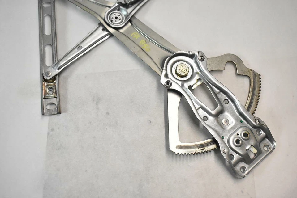 97-03 Mercedes W208 CLK320 CLK430 Front Right Window Regulator  OEM  - Image 3 of 4