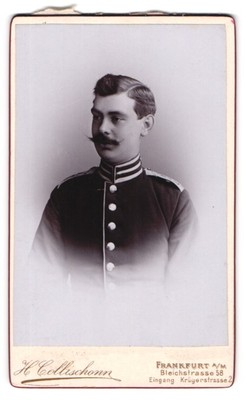 Fotografie H. Collischonn, Frankfurt / Main, Bleichstr. 58, Garde-Soldat in Uni 