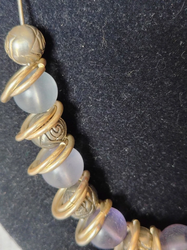 Collar llamativo vintage cuentas de vidrio esmerilado púrpura diseño rosa tono dorado Foto 3 de 4