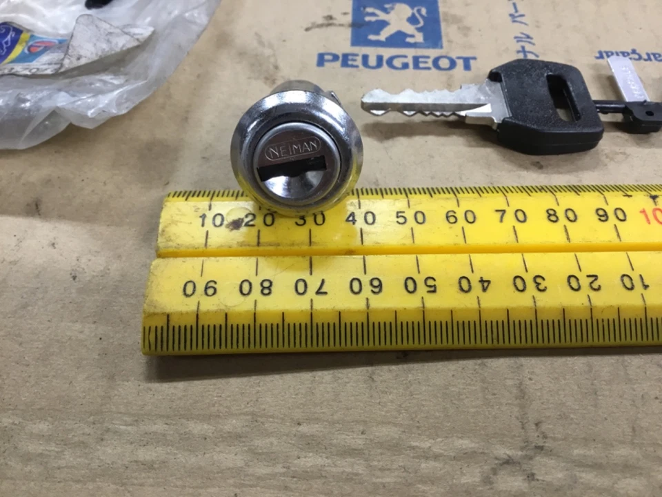 Cerraduras puerta exterior original peugeot 104 204 304 404 504 917060 cabriolet Foto 2 de 3