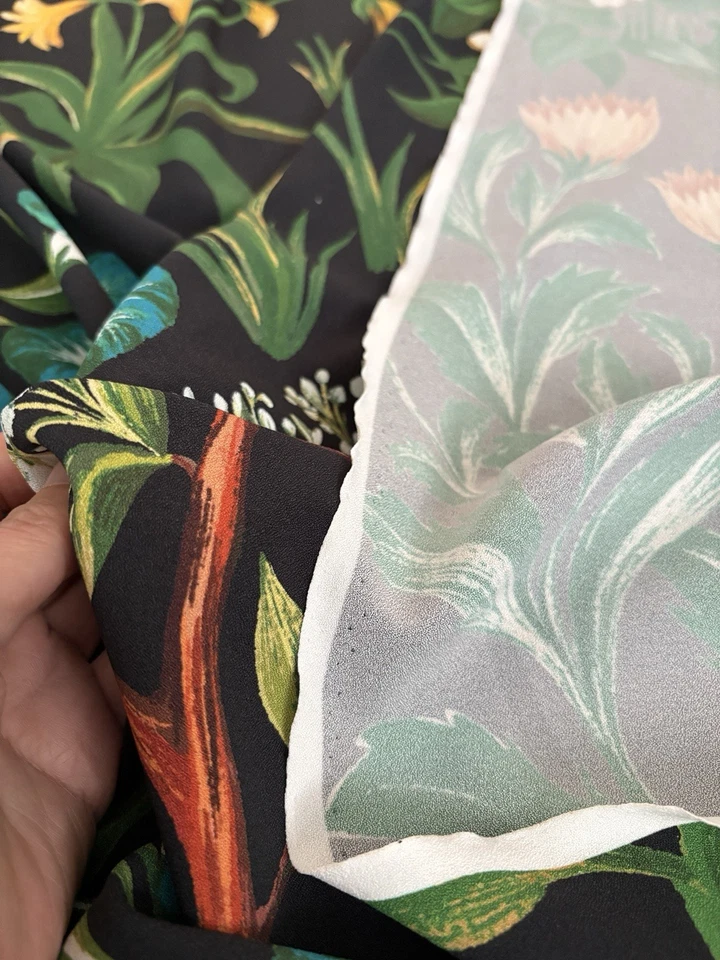 Tela Oscar de La Renta Deadstock Floral Negro Crepé Foto 4 de 4