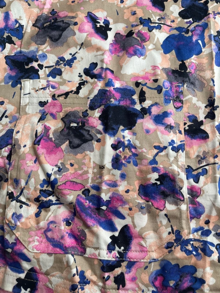 Blusa Médica Koi Elástica Cuello en V Floral | XL, Multicolor, 98% Mezcla de Algodón Foto 4 de 4