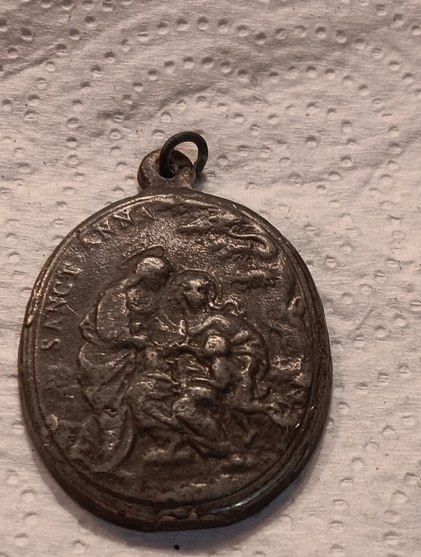 VINTAGE SAINT ANNA RELIGIOUS MEDAL