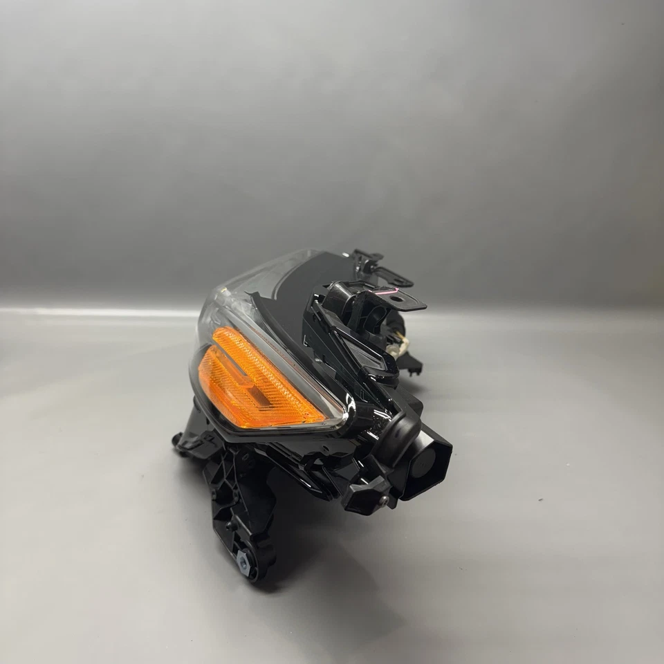 TOYOTA CAMRY HEADLIGHT RIGHT PASSENGER THREE STRIP DRL LED 2018 2019 2020 OEM Foto 3 de 4