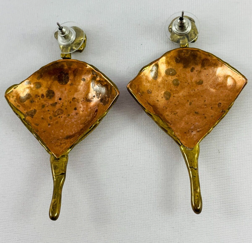Orecchini artigianali in rame martellato e ottone a forma di diamante boho traforati - Foto 4 di 5