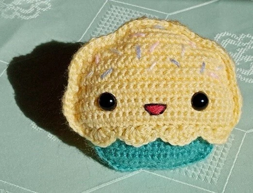 1 pc cute crochet kawaii frosted cupcake brooch keychain bag charm pincushion