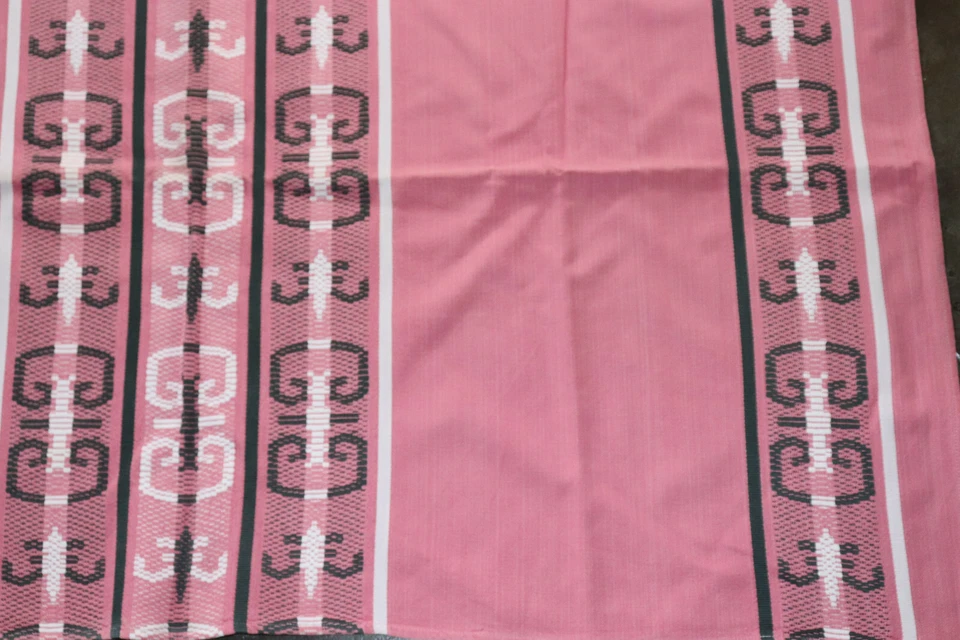 ANCIEN LINGE DE TABLE STYLE  BASQUE 1 NAPPE ROSE A MOTIF 151 cm / 120.5 cm - Photo 3/3