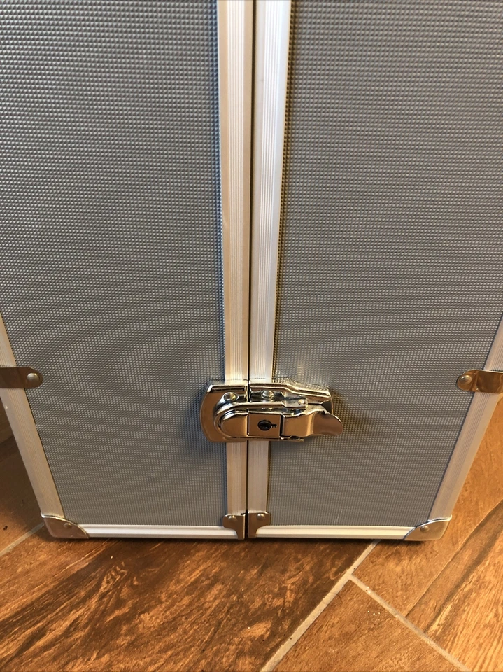 "Estuche baúl de viaje para muñeca con forro de metal plateado 21x11,25x10,5"" excelente #L34" Foto 3 de 4