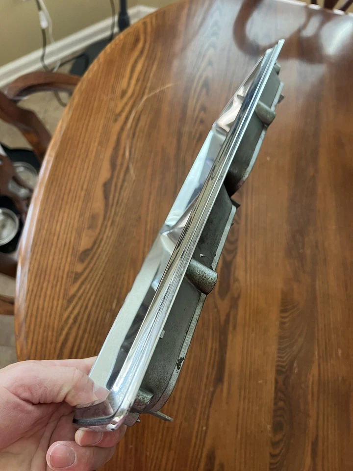 Moldura para farol Mopar fabricante de equipamento original 1982-89 Plymouth Gran Fury e 1980-89 Dodge Diplomat - Imagem 3 de 4