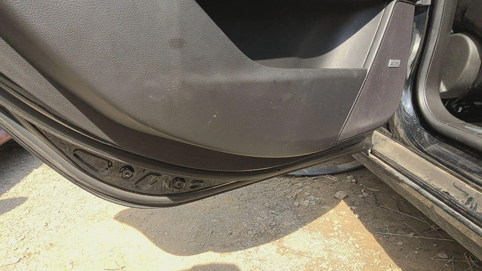 17 CADILLAC CT6 Rear Door Base Driver Left black Raven gbascratches — 第 2/3 张图片