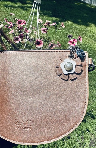 Bandolera Zac Posen de cuero dorado rosa nueva sin etiquetas con dije de flores extraíble minimalista - Imagen 8 de 17