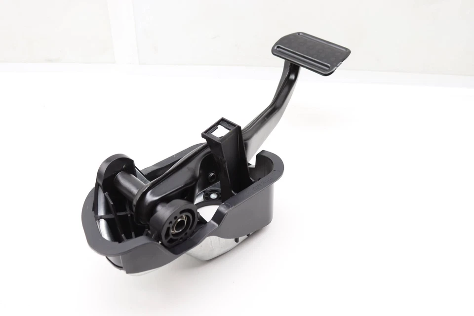 Mercedes-Benz C63 AMG 2017-2021 4,0 L - Pedal de freno 2052920415 Foto 2 de 4