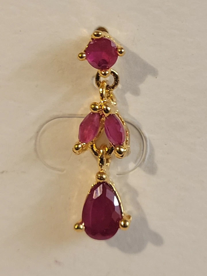 Pendientes colgantes de circonitas cúbicas rojas Foto 4 de 4