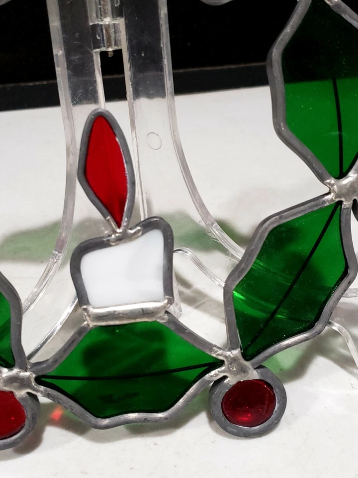 圣诞彩色玻璃 8 英寸花圈冬青浆果浆果和蜡烛 — 第 3/4 张图片