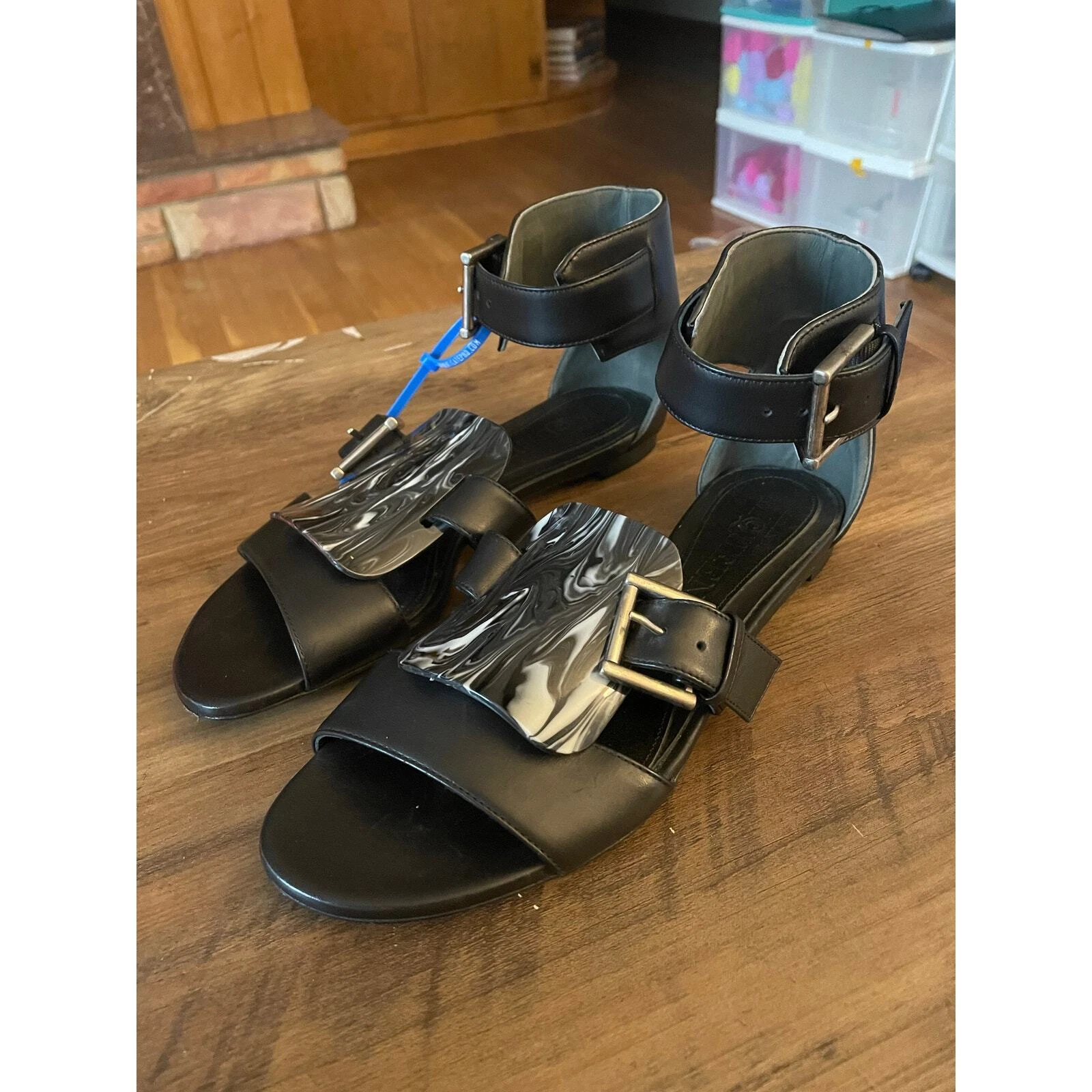 Sandali Alexander McQueen fibbia vamp pelle cinturino piatto alla caviglia S37