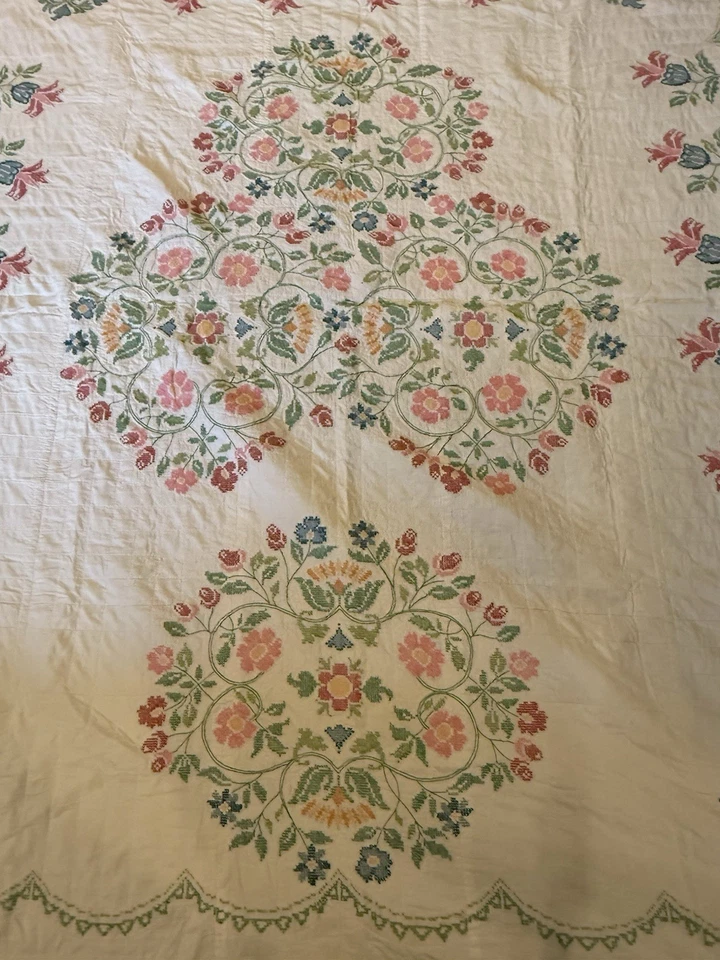 Edredón floral punto de cruz hecho a mano 80” x 92”, colores bastante brillantes, para caridad Foto 2 de 4