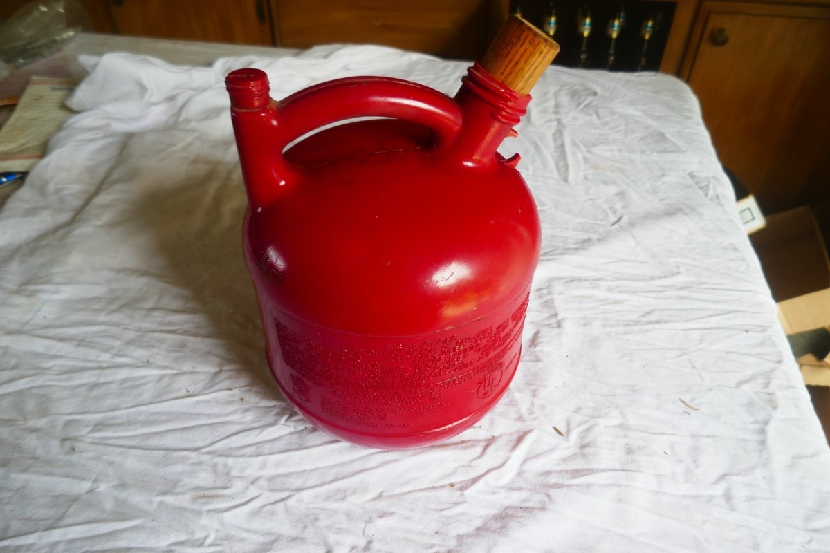 Vintage 1 1/4 Gallon Round style Eagle Vented Gas Can Lot 25-32-A