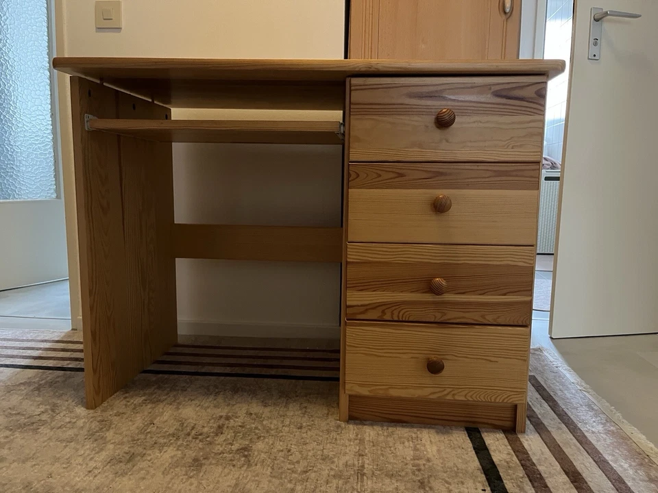 Schreibtisch mit Schubladen