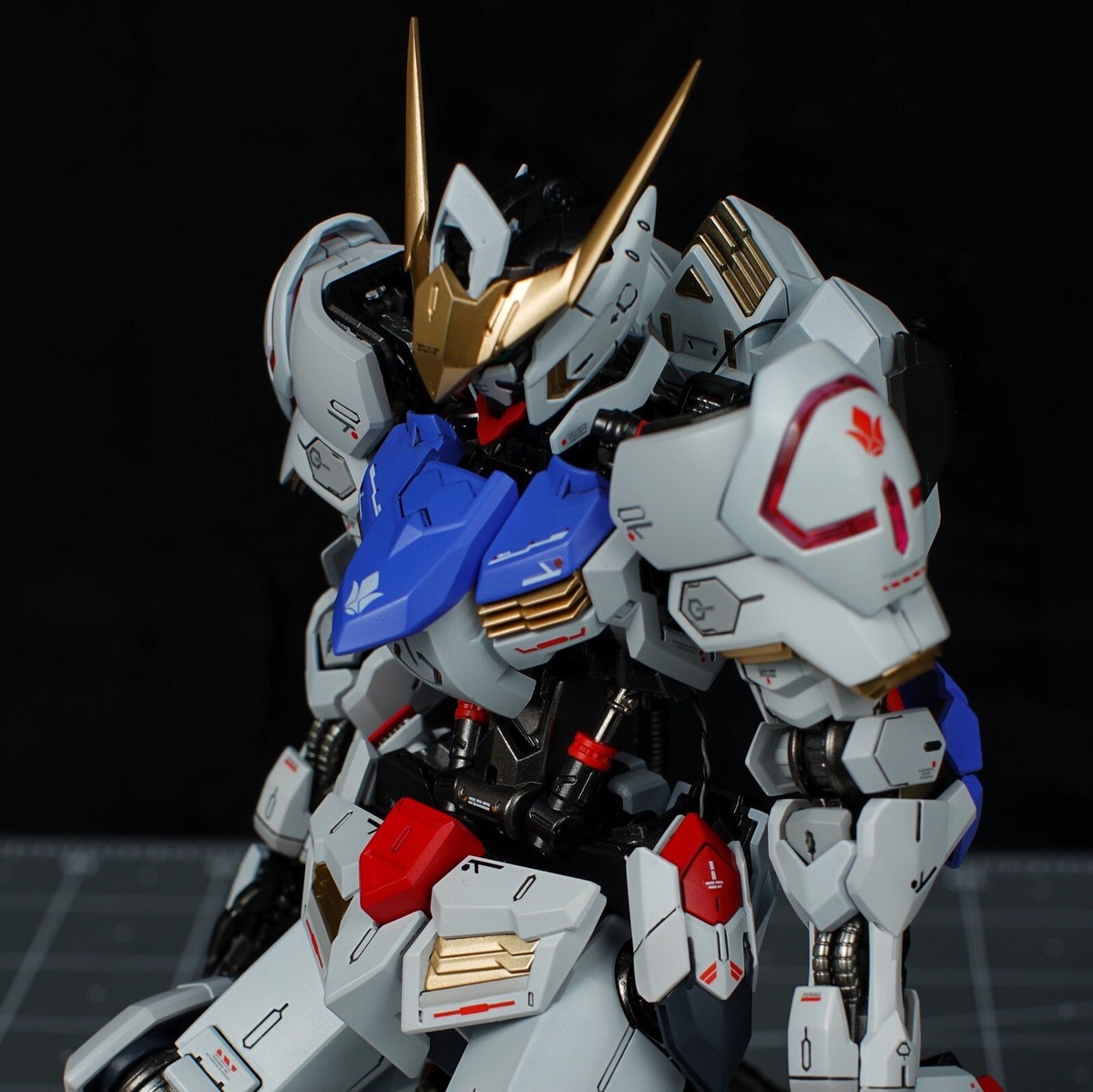 GUNDAM BARBATOS 1/100 プラモデル Amazon.co.jp: MG 1/100 Gundam Barbatos [Titanium Finish