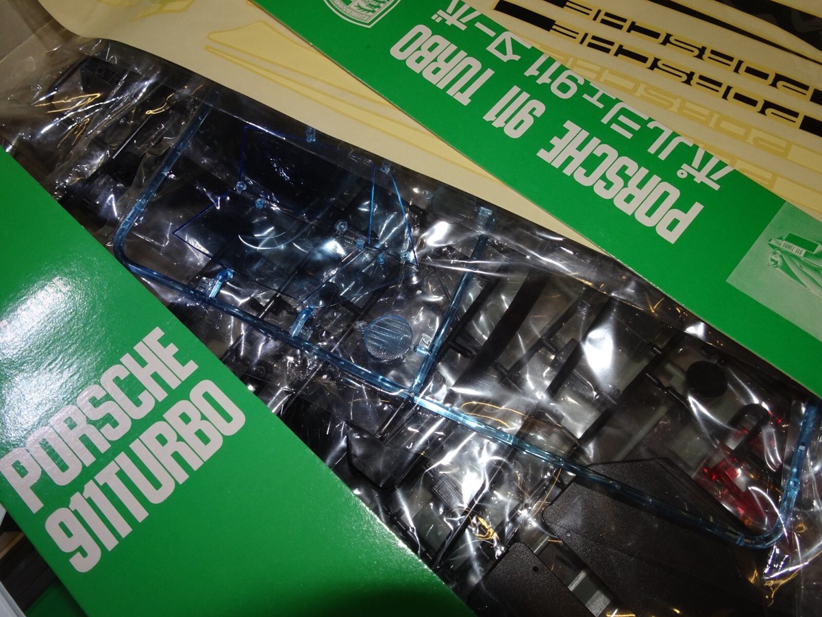 オオタキ　Porsche 911 Turbo 1/12 スケール 組み立てキット Otaki Porsche 911 Turbo 1/12 Motorized Plastic Model Kit OT3
