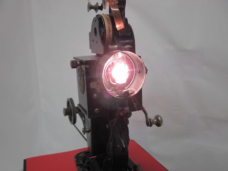 Pathé Baby Projecteur de Film 9.5 mm a rénover : Lampe Neuve  ( voir la vidéo ) - Photo 3/4