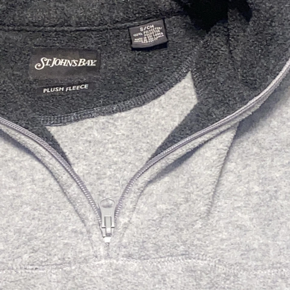 Sudadera para hombre St John’s Bay pequeña gris al ras polar 1/4 cremallera Foto 2 de 4