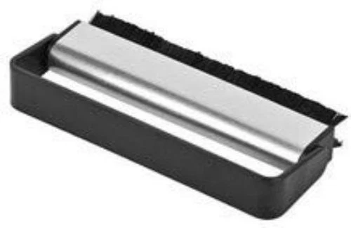 Anti-static carbon fibre brush for cleaning vinyl discs