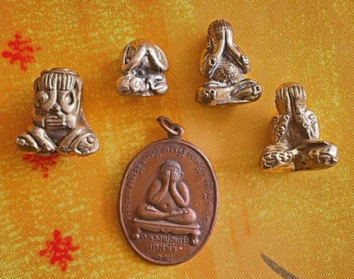 5 Amulette Thaï Bouddha Phra Pidta yeux clos figurine sacré en laiton Thaïlande - Photo 1/2