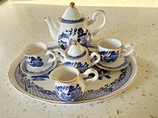 PÓŁKA KOŚĆ PORCELANA NIEBIESKA WIERZBA WZÓR MINIATUROWY ZESTAW DO HERBATY.