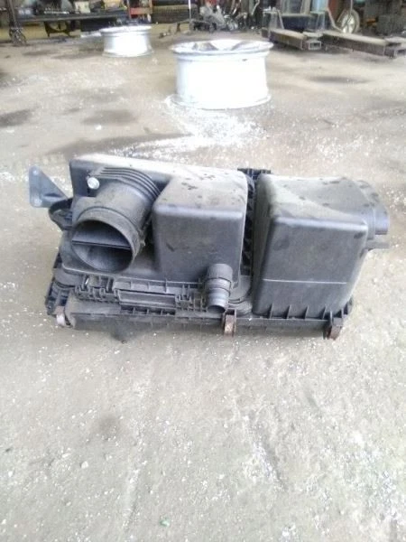 06-11 Cadillac DTS Air Cleaner  - Image 3 of 4