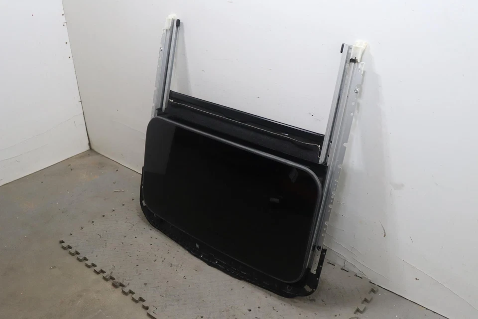 2017 - 2020 NISSAN ARMADA SUNROOF MOONROOF SUN PANORAMIC ROOF OEM - Image 2 of 4