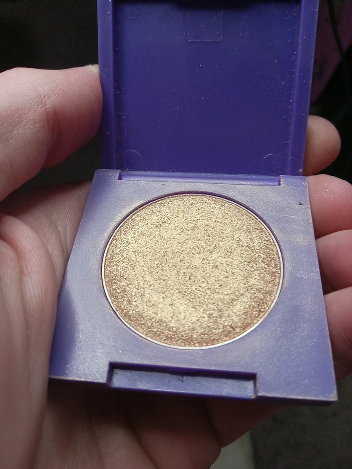 Lisa Frank x Glamour Dolls sombra de ojos brillo único iluminador dorado Foto 3 de 4