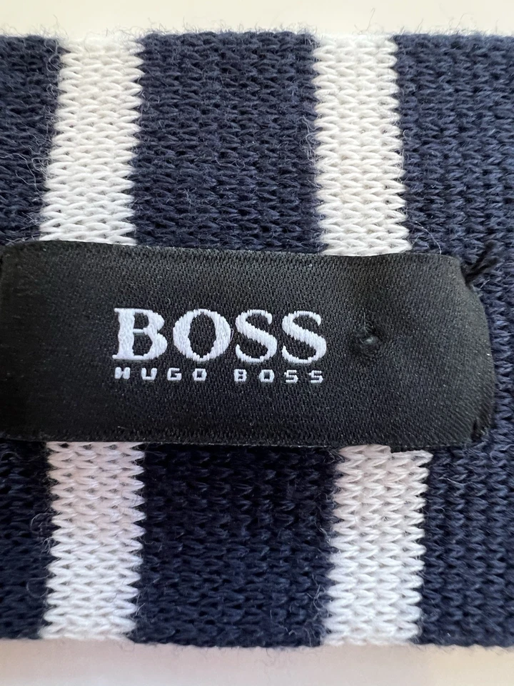 Gravata Hugo Boss de malha com fundo quadrado/feita na Itália - Imagem 3 de 4