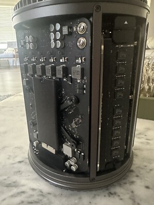 Apple Mac Pro (1TB SSD, Intel Xeon QC, 3.7GHz, 32GB, D300 2GB X2) OS SEQUOIA****