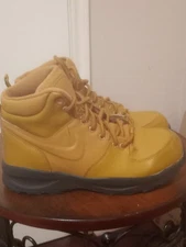 Nike Youth Manoa Leather Boots BQ5372-700 6Y / Womens 7.5 Wheat Black