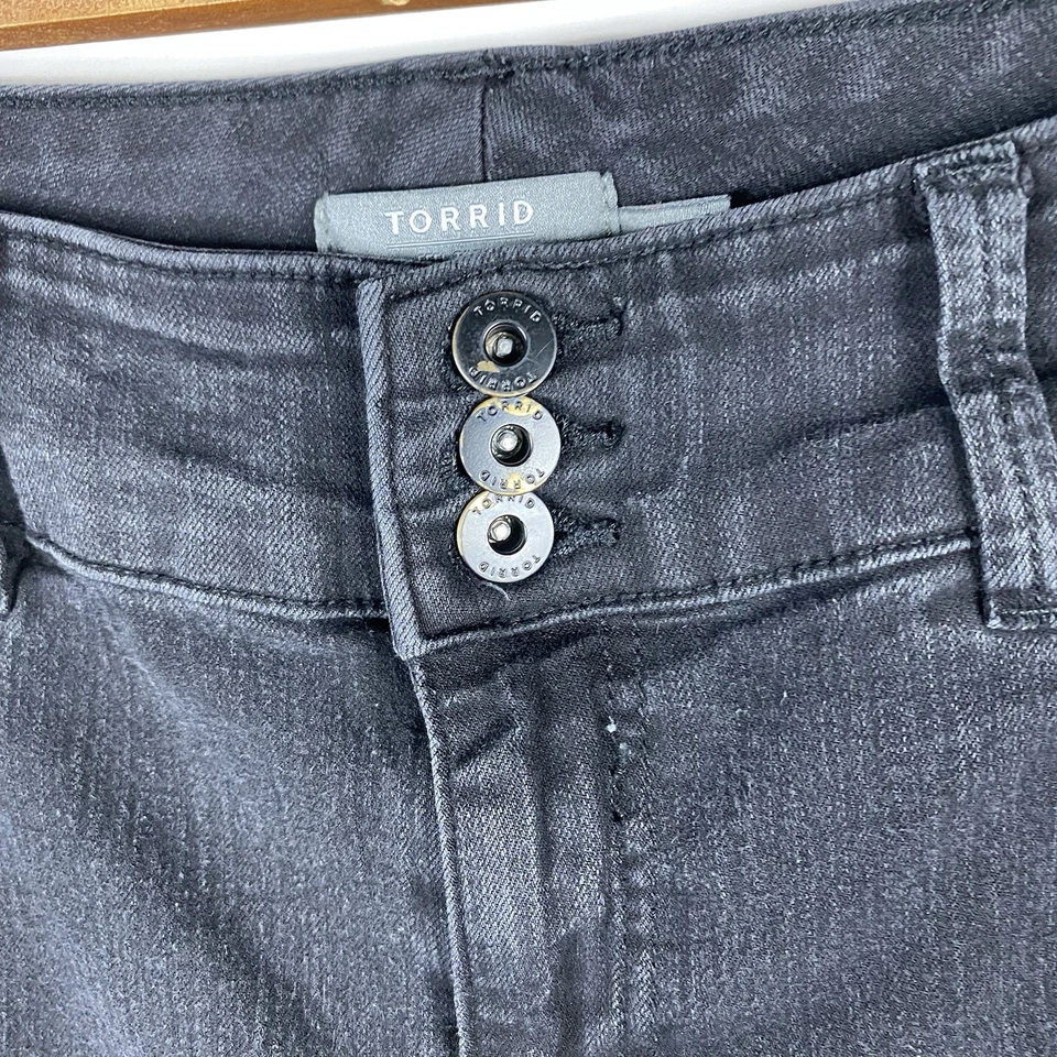 Jeans Torrid tamanho 16 curto super elástico botão mosca preto 5 bolsos - Imagem 4 de 4