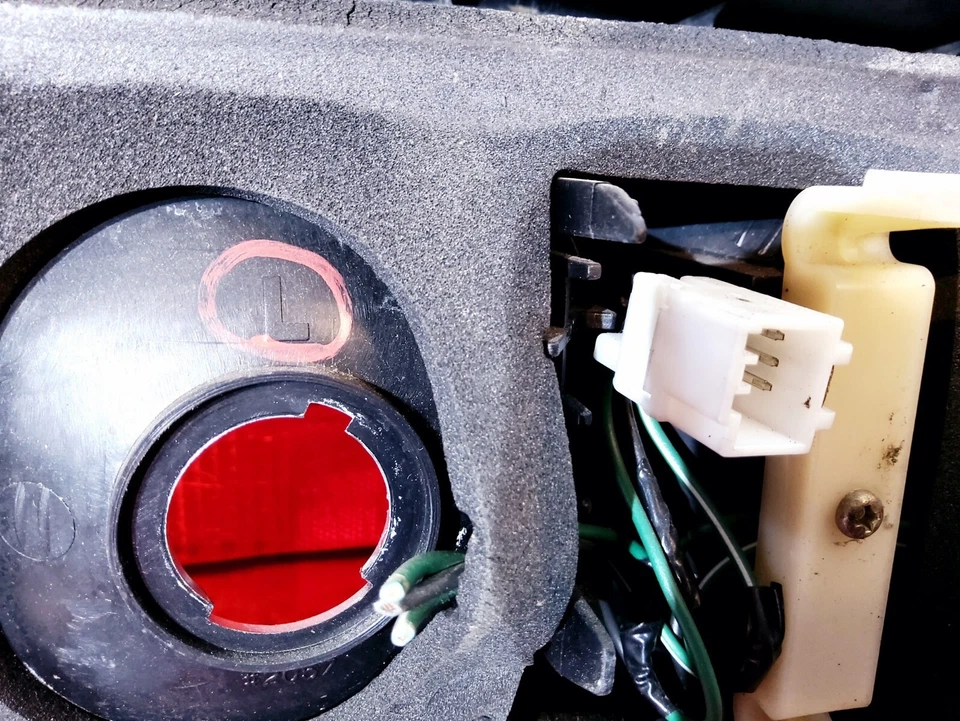 Mitsubishi Eclipse Driver (LH) 1992-1994 luz trasera cuarto de panel montado Foto 2 de 4