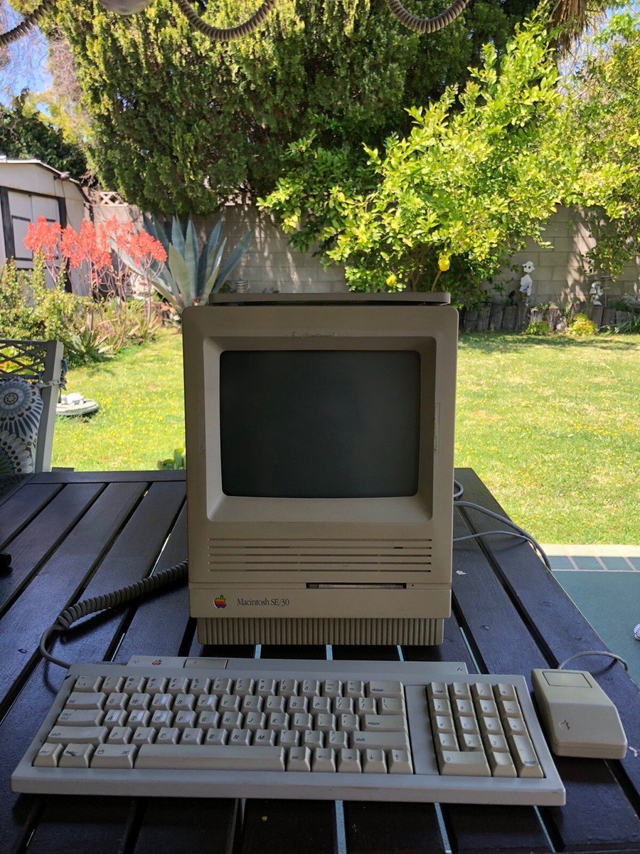 Apple Macintosh SE/30 M5119 1986 & Apple Keyboard II M0487