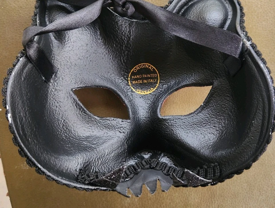 Máscara de mascarada pintada a mano hecha en Venecia Italia muelle 1 importaciones con etiquetas rojas Foto 4 de 4