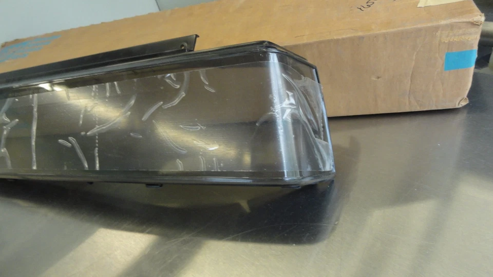 Lente de lámpara trasera genuina derecha 16504676 Buick Skyhawk 1987 OEM GM  Foto 2 de 4